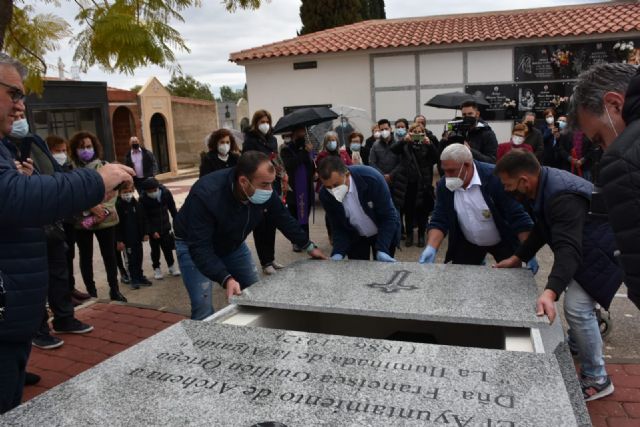 Patricia Fernández preside el acto de traslado al monumento funerario del Camposanto de Archena de 'La Iluminada de La Algaida'