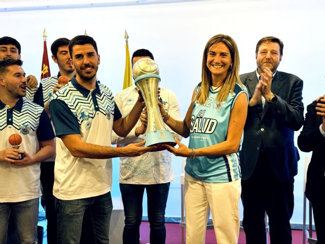 Patricia Fernández recibe a 'La Salud Archena' de baloncesto por su ascenso a LEB Plata