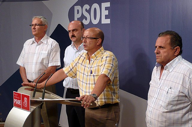 De izquierda a derecha, Joaquín Gómez, vicesecretario general del PSOE de Archena; Juan Pedro López, portavoz del Grupo Municipal Socialista; Atilano Guillén, concejal responsable de Economía, y Francisco Alcolea, concejal, durante la rueda de prensa