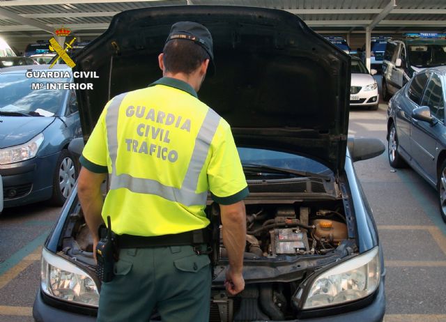 La Guardia Civil detiene a una mujer que conducía con un carnet robado
