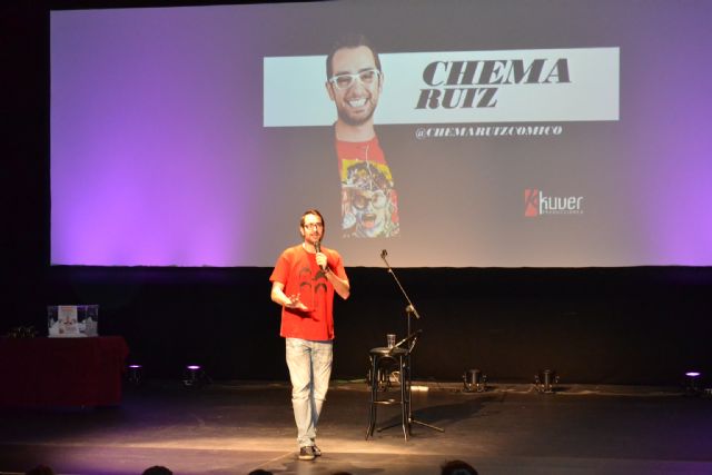 Teatro lleno para presenciar la actuación del monologuista Chema Ruiz