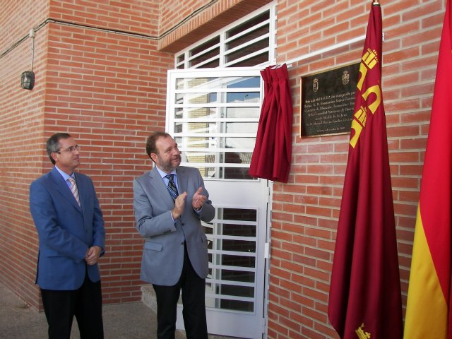 El consejero de Educación, Formación y Empleo, Constantino Sotoca, acompañado del alcalde de Archena, Manuel Marcos Sánchez, durante la inauguración de la sede del equipo de orientación pedagógica de Archena, que dará servicio a 32 centros educativos de la comarca