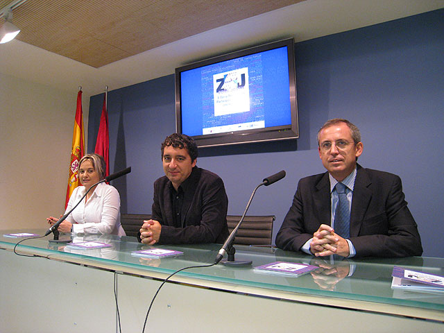 El consejero de Cultura y Turismo, Pedro Alberto Cruz, junto a la directora del Instituto de la Juventud, Verónica López, y el alcalde de Archena, Manuel Marcos Sánchez