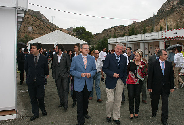 el presidente Valcárcel junto al alcalde de Archena, Manuel Marcos Sánchez, el consejero de Cultura y Turismo, Pedro Alberto Cruz, y la directora general del Instituto de la Juventud de la Región de Murcia, Verónica López