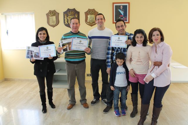 El Concejal de Festejos entrega los premios a los cinco ganadores del I Concurso de Adornos e Iluminación Navideña en Fachadas