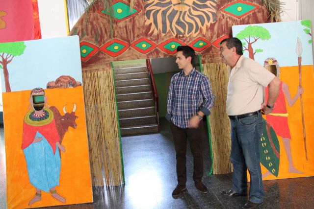 El Concejal de Educación visita las exposiciones sobre África que han realizado los alumnos del Colegio Fuensanta