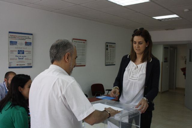 La Alcaldesa de Archena votó en la Mesa Electoral habilitada en Cruz Roja a las 12,00 del mediodía