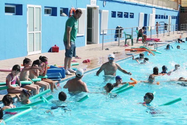 El Concejal de Deportes, Fulgencio García, visita las instalaciones de la Piscina Municipal de Verano