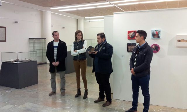 La Alcaldesa inaugura en el Museo la muestra del artista archenero José David Brando titulada 'Diver-city Landscape'