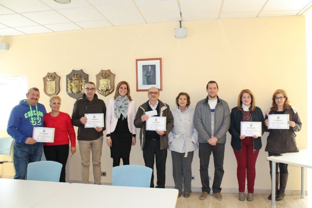 Alcaldesa y Concejal de Turismo entregan los premios a las mejores fachadas decoradas con motivos navideños