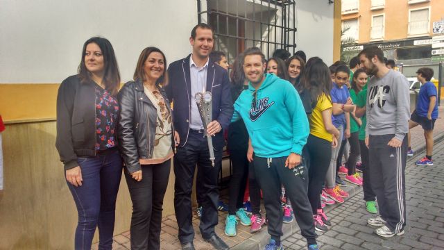 Los alumnos participantes en las I Olimpiadas del Colegio El Ope pasean la antorcha olímpica por las principales arterias de Archena
