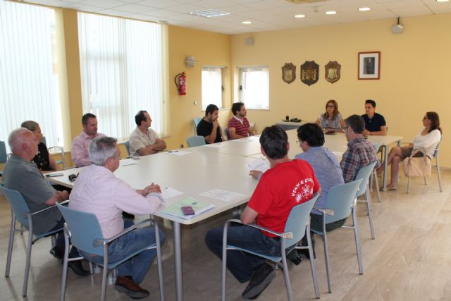 La Alcaldesa distribuye las subvenciones para que once asociaciones religiosas, festivas y empresas festeras puedan llevar sus actos de las Fiestas Patronales