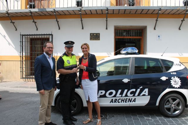 La Alcaldesa ha entregado un nuevo coche de seguridad ciudadana a la Policía Local