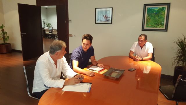 Los Concejales del Equipo de Gobierno presentan los nuevos proyectos del Archena F.C. al Secretario de la Federación de Fútbol de la Región
