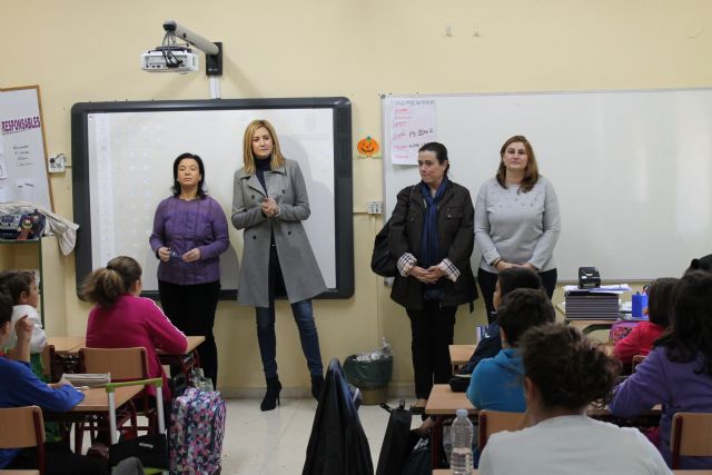 La Alcaldesa y la Concejala de la Mujer inauguran en el 'Emilio Candel' la Semana contra la Violencia de Género