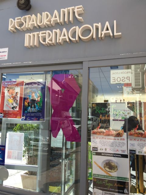 Los comercios y edificios públicos de Archena, contra la violencia de género
