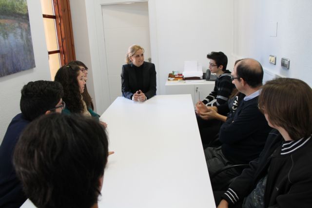 La Alcaldesa recibe a los estudiantes del IES Vicente Medina que consiguen el tercer puesto nacional de El País Digital