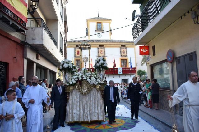 Una treintena de alfombras de colores y más personas que nunca, en la procesión y la misa solemne en honor al Patrón el Corpus