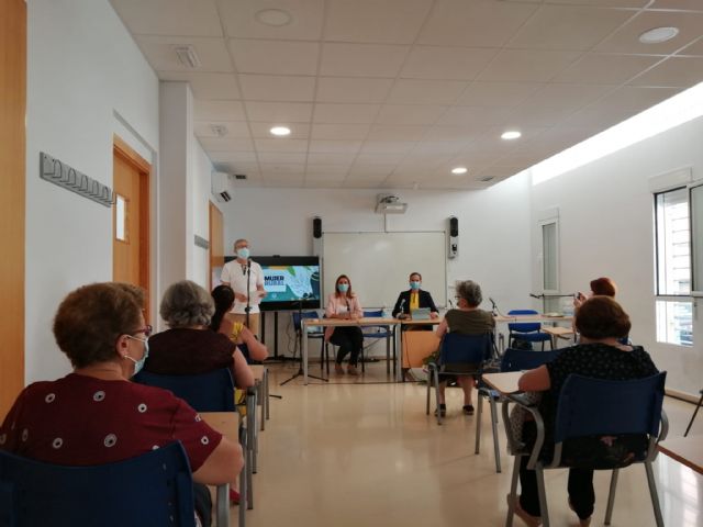 Patricia Fernández reconoce el avance en la igualdad de oportunidades a las mujeres 'valientes e inteligentes' que sacrificaron su bienestar personal en busca de un ideal