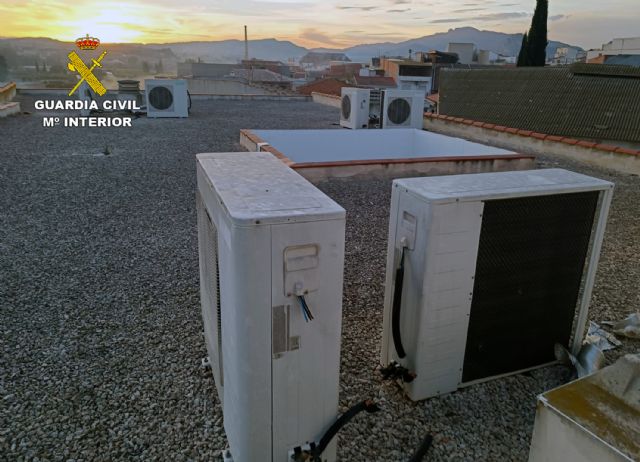 La Guardia Civil detiene in fraganti a cinco personas sorprendidas mientras robaban en un edificio y una nave