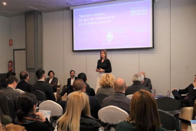 Patricia Fernández defiende en el Foro 'Archena impulsa tu empresa' el modelo de su gestión empresarial en el ámbito público