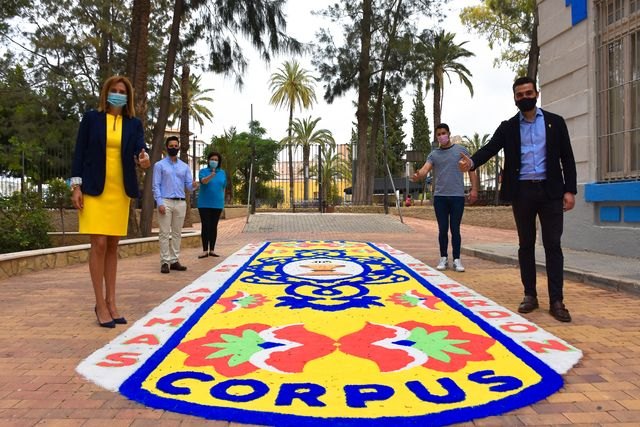 Sólo 14 alfombras de sal se han colocado en barrios y pedanías y otros espacios emblemáticos, hoy, día grande de la festividad del Corpus