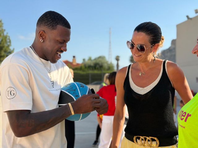 El jugador canadiense del UCAM Murcia Dylan Ennis visita la Escuela Inclusiva de Verano de Archena