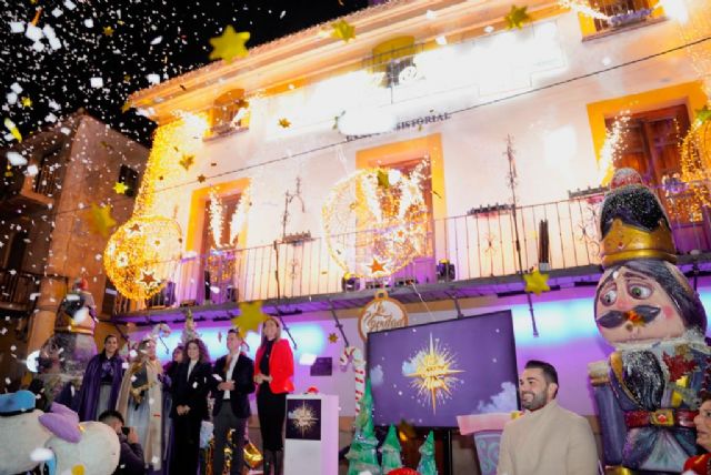 Archena alumbra el camino hacia la Navidad, con el tradicional encendido de luces