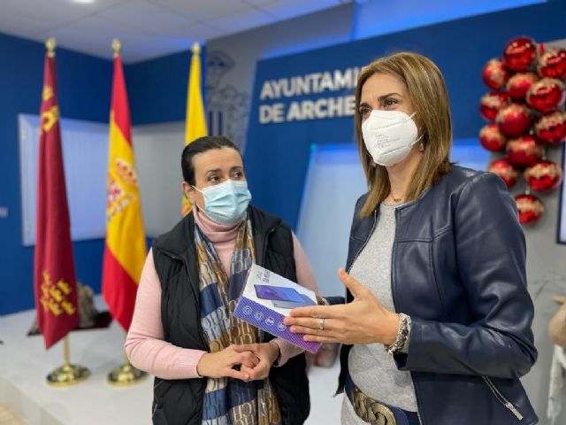Con la entrega de ´tablets´ a escolares desfavorecidos se pretende reducir la brecha digital, según la Alcaldesa