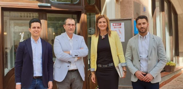 Patricia Fernández define como 'imprescindibles' y 'pieza clave', en la sociedad, a los profesionales de los medios de comunicación