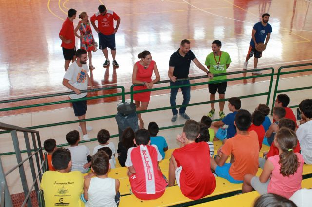 Magnífica aceptación de las Escuelas de Verano de Tenis y Baloncesto, más de 600 alumnos reciben estas clases