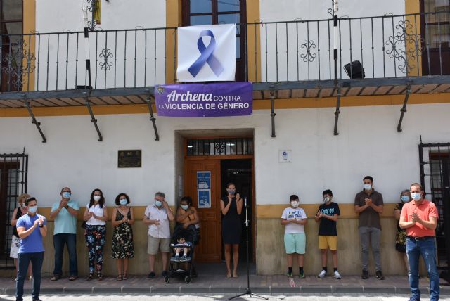 Concentración para condenar la violencia machista sufrida por una vecina de Archena este pasado fin de semana
