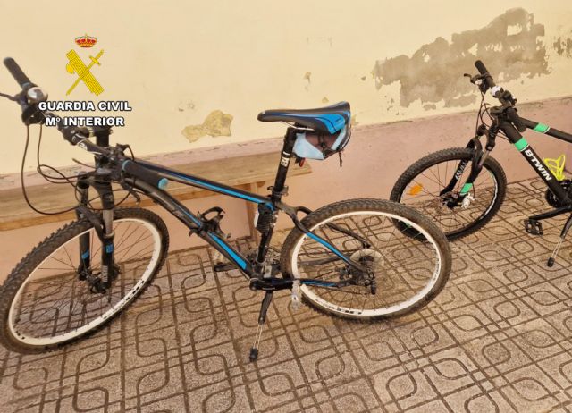La Guardia Civil detiene a tres jóvenes por una decena de robos en trasteros de cinco edificios de Archena