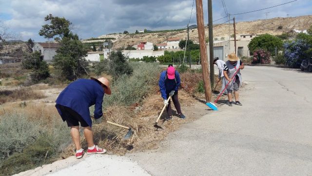 Contratación de otros siete desempleados más, cinco peones para mantenimiento de jardines y dos monitores para actuaciones socioculturales