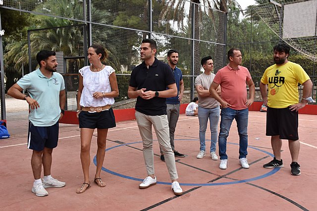 Visita a las Escuelas de Verano de baloncesto y tenis que se organizan dentro del programa ‘Archena Campus’