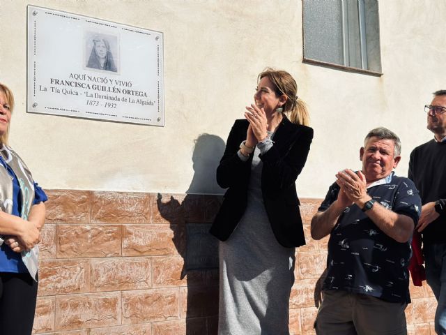 La alcaldesa de Archena y los dueños de la vivienda descubren una placa conmemorativa donde nació y vivió la Iluminada de La Algaida