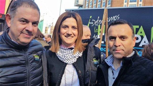Alcaldesa, Concejal de Agricultura y cientos de regantes archeneros participan en la manifestación de Madrid en favor del agua