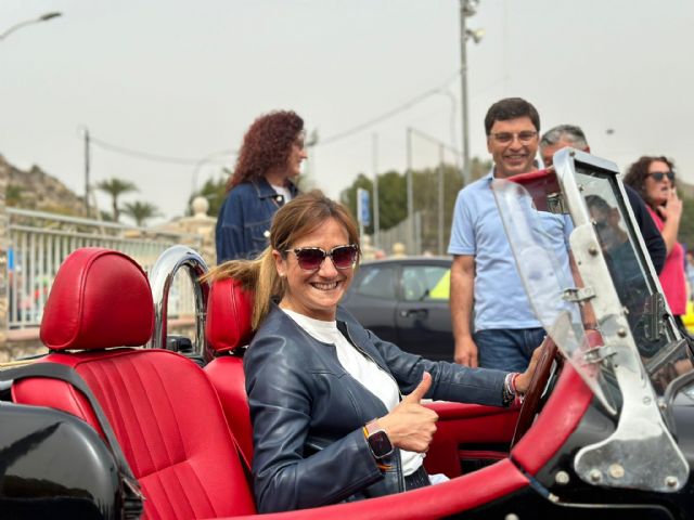 Archena acoge una exhibición de vehículos clásicos que son 'verdaderas joyas de coleccionista sobre ruedas'
