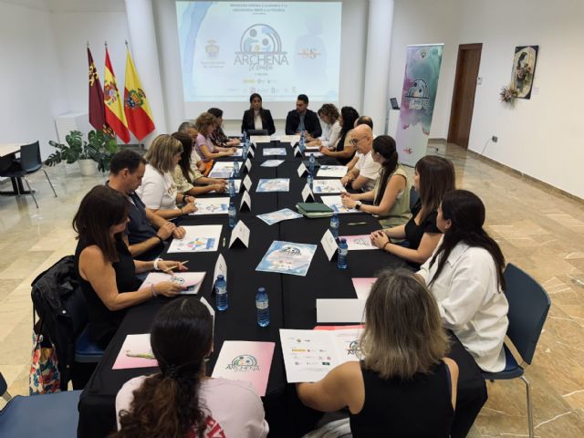 Patricia Fernández presenta la III Edición del Programa 'Archena Te Cuida' a los directores de los centros educativos