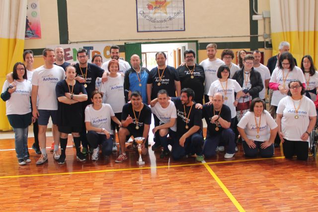 Los usuarios del Centro Ocupacional de Día se alzan con la victoria en un partido de fútbol sala contra Alcaldesa y Concejales