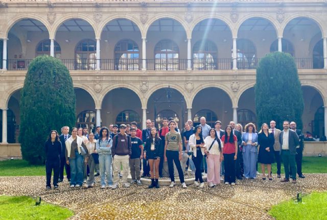 Una alumna del colegio El Ope de Archena gana la VII edición de la Olimpiada Constitucional