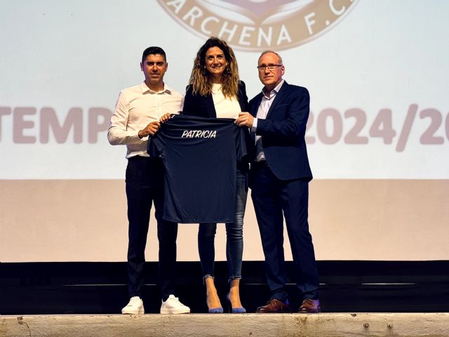 La alcaldesa de Archena acompaña al Archena FC en la presentación de la nueva temporada