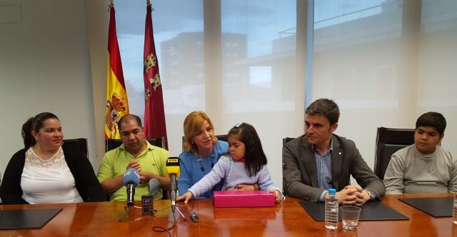 El Gobierno regional colabora en la reagrupación familiar del ciudadano paraguayo que salvó la vida de un anciano en Archena