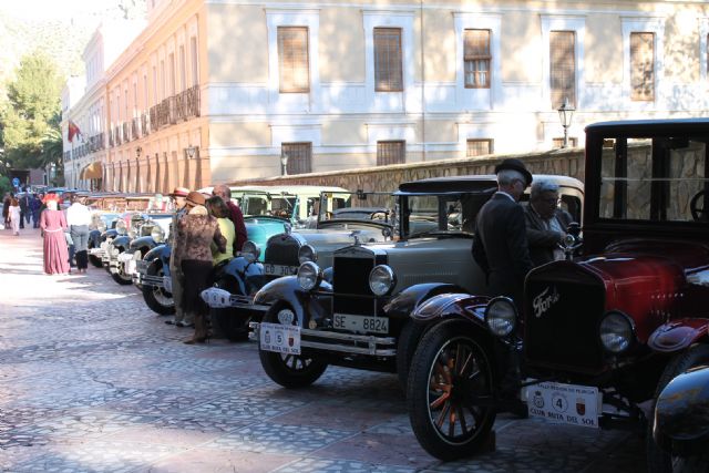 El XXVII Rally Región de Murcia de Coches Antiguos inició esta mañana desde el Balneario de Archena su primer día de la ruta programada
