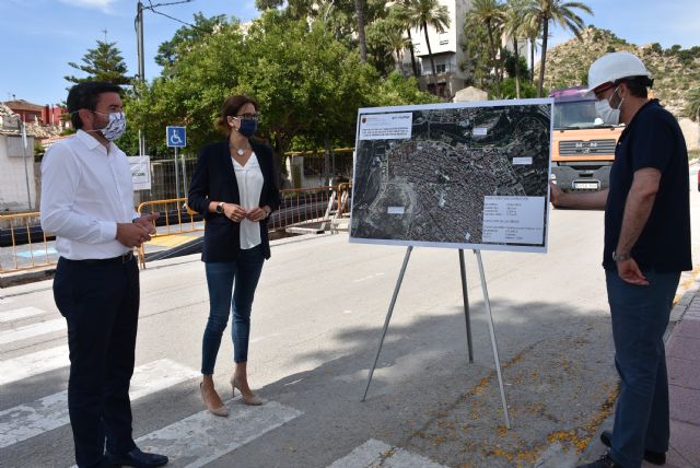 Alcaldesa y Consejero de Agricultura visitan las obras de construcción del colector de aguas residuales de avenida Río Segura que costará 760.000 euros