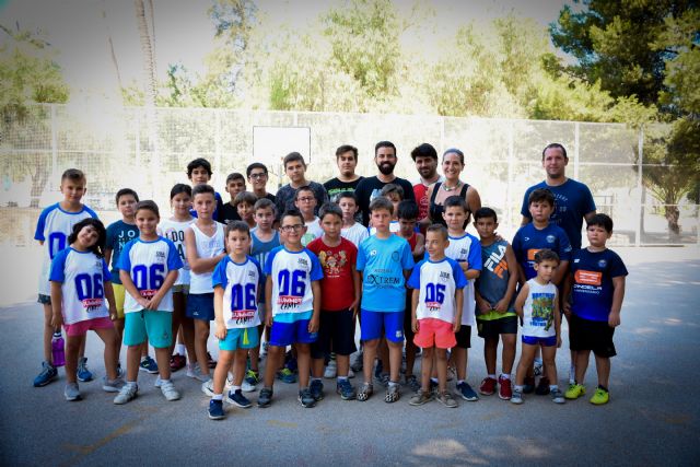 Visita a las exitosas Escuelas de Verano de Baloncesto y de Tenis en el Polideportivo
