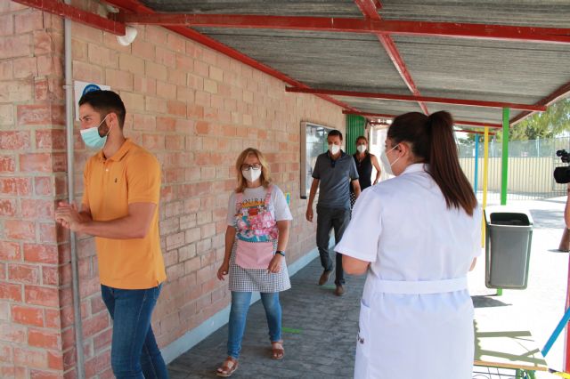 La Alcaldesa asiste al simulacro de entrada y salida a un colegio en la preparación de la vuelta al cole