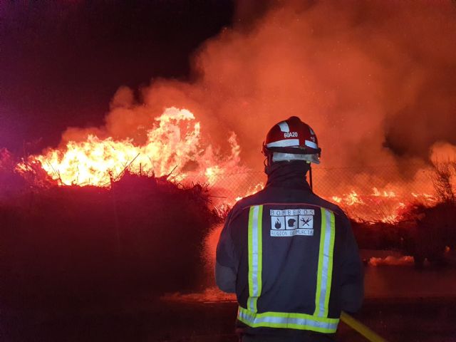 Servicios de emergencia trabajan en la extinción de una quema de restos en Archena