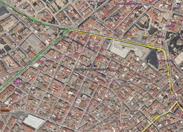 Servicios de emergencia atienden y trasladan a un herido en accidente de tráfico en Archena