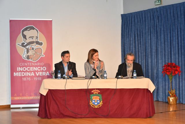 Presentado un libro escrito e ilustrado por Paco Torrano sobre la vida y obra de Inocencio Medina Vera en el centenario de la muerte de este pintor